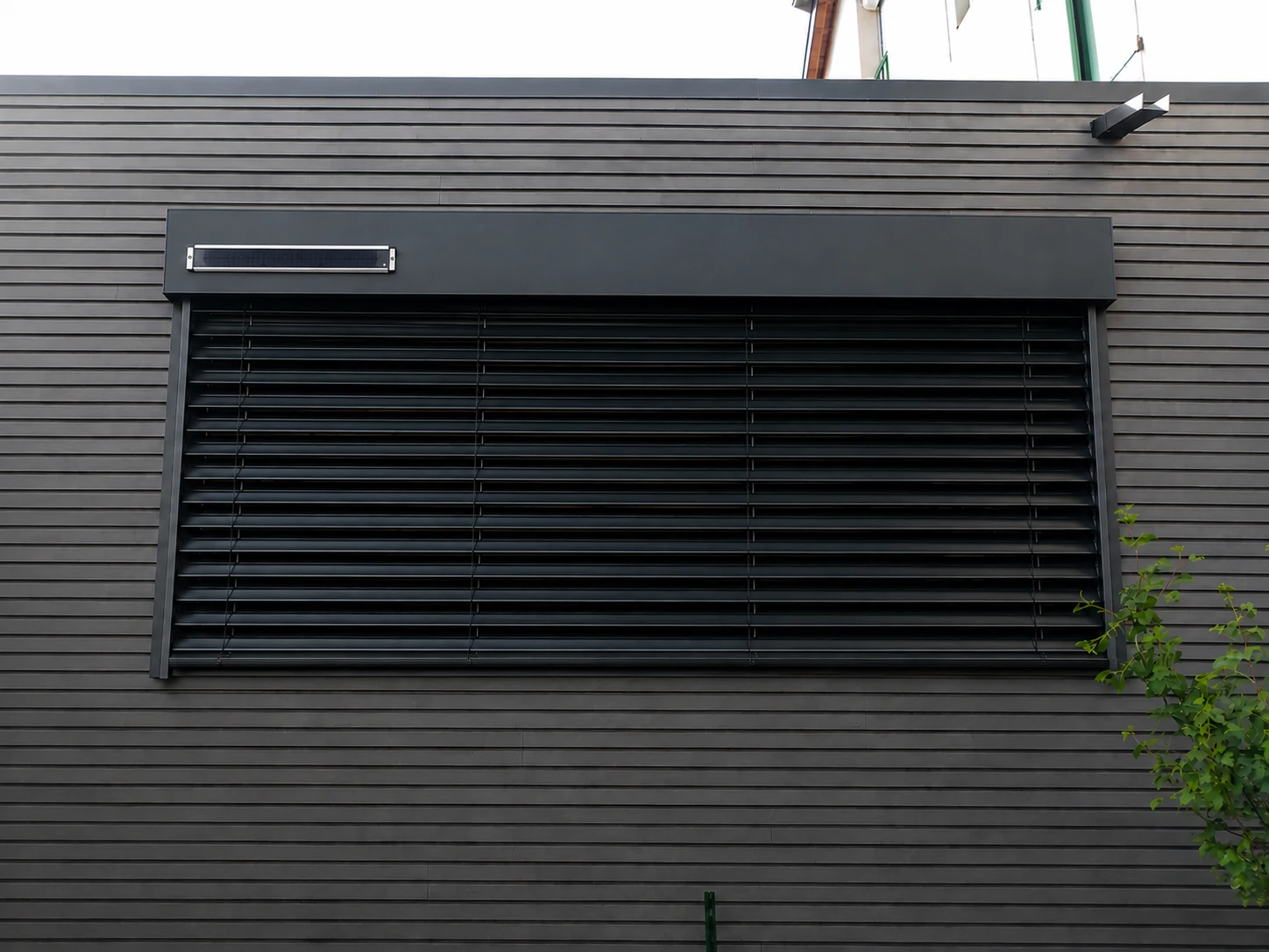 Brise-soleil orientable solaire avec panneau photovoltaïque intégré au coffre