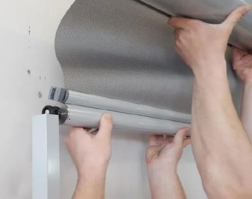 Insertion de la barre de charge et de la barre anti-vent dans les coulisses